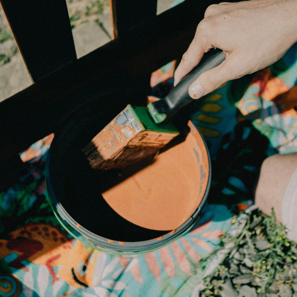 Paint tin outside by a fence